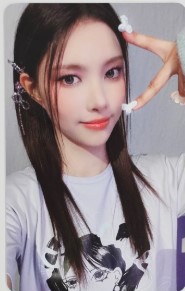 Illit Bomb Weverse Studio Choom Yunah
